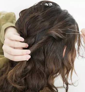 中分烫发怎样扎头发简单好看,烫发后怎么扎好看视频