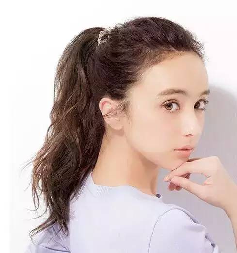 烫发后怎样扎头发好看,短烫发没有刘海怎么半扎头发好看