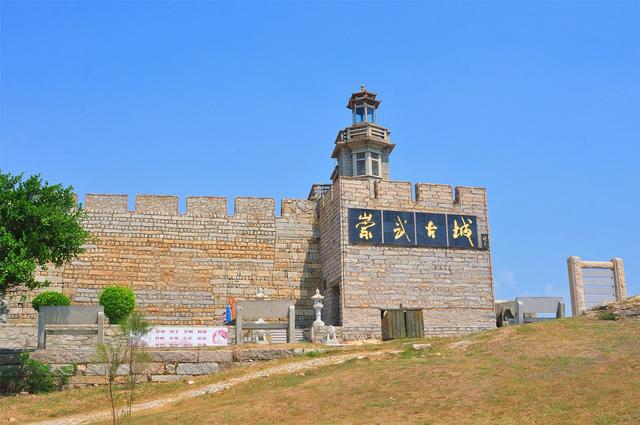福建民俗奇观夫妻路上遇到不相识，崇武古城探秘三大渔女之惠安女