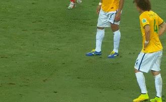 足球过人动图,最新足球搞笑片段