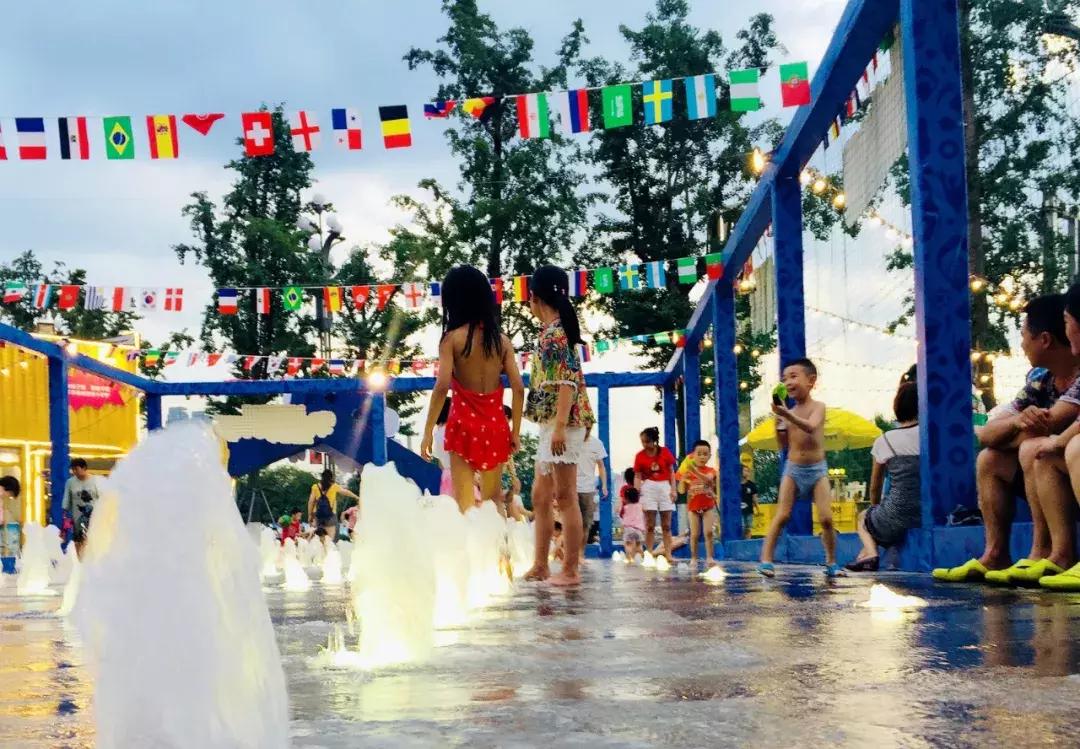 又凉凉？不如来喷泉踢球湿身凉凉！