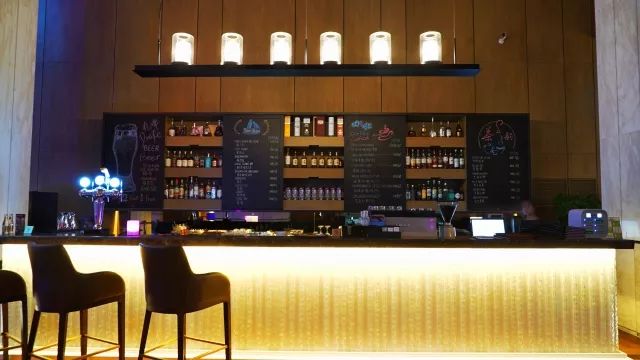 酒店躺着看足球赛视频,躺着看滕王阁的酒店