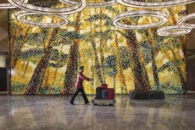 酒店躺着看足球赛视频,躺着看滕王阁的酒店