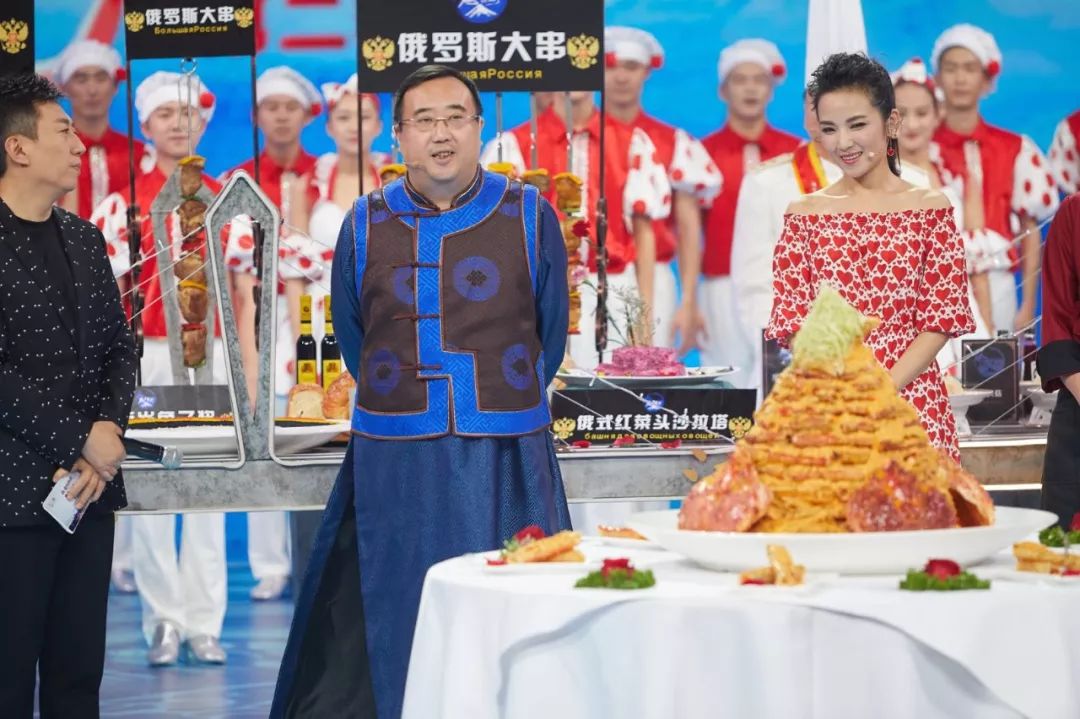 世界杯球员疯抢的那颗足球,踢到了央视的舞台上