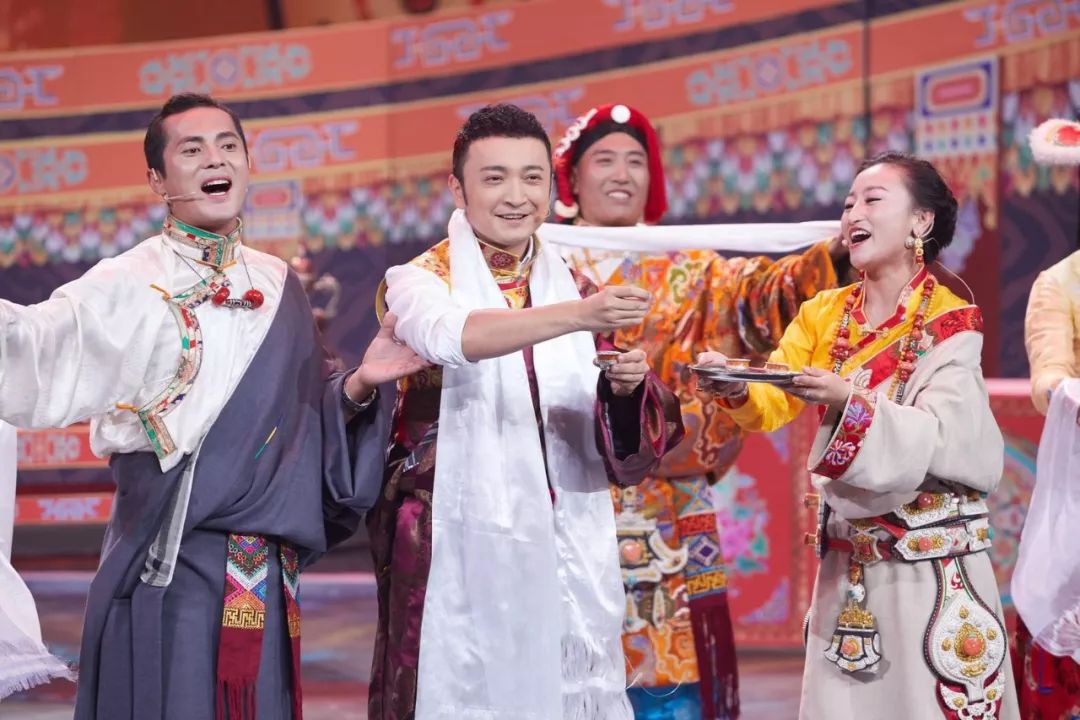 世界杯球员疯抢的那颗足球,踢到了央视的舞台上