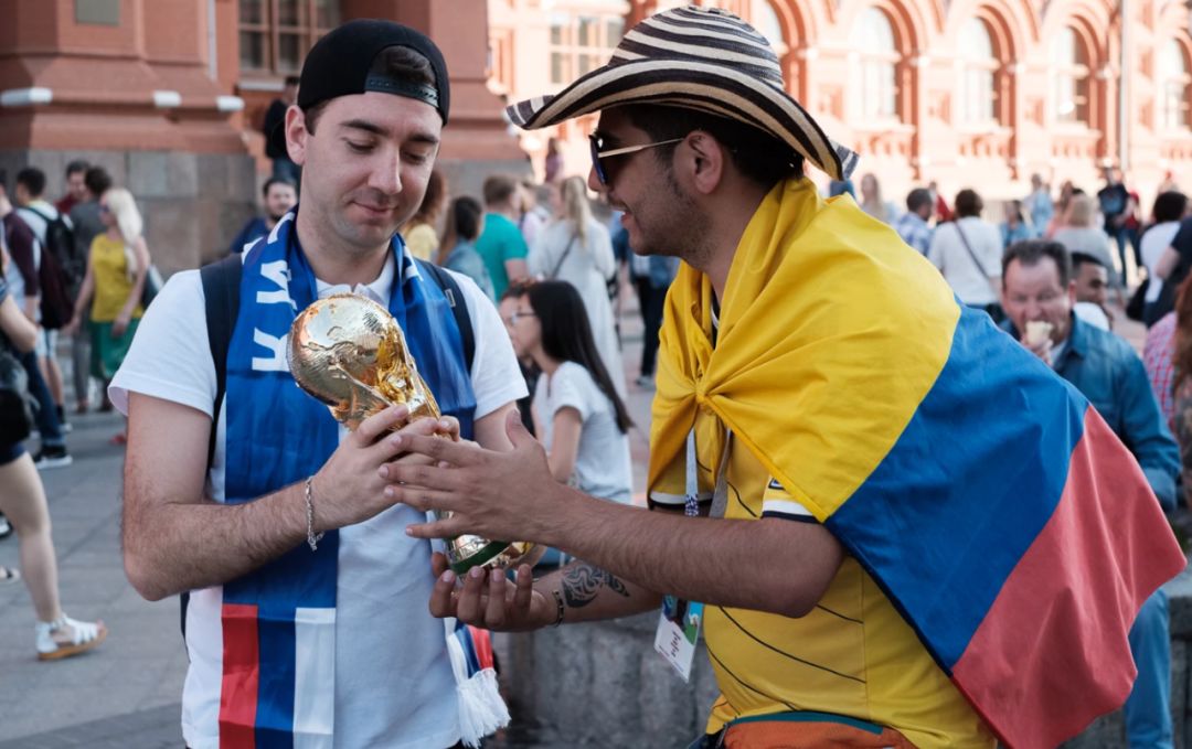 为了蹭世界杯热点，时尚杂志携手潮牌把魔爪伸向了球衣……