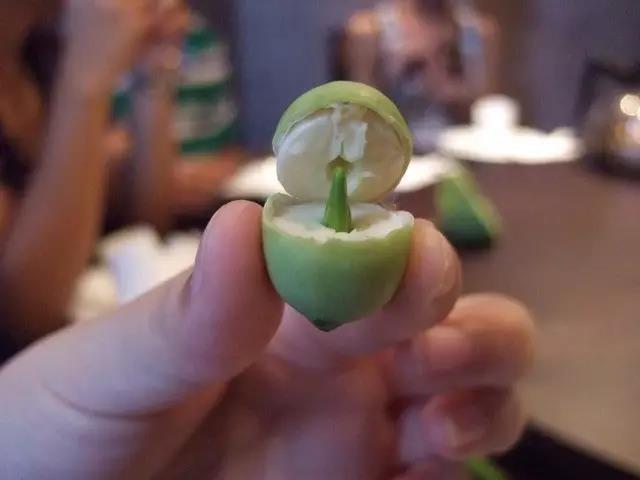 夏日赏月赏夜，不如赏花荷，这里“十里荷花一个村”