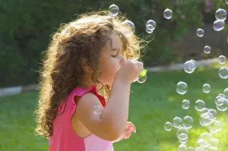 小孩子又哭又闹怎么教育,孩子闹情绪家长正确做法