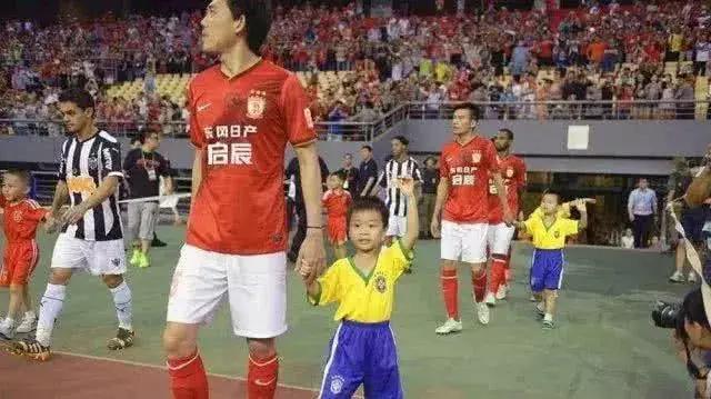 涨姿势：为什么足球比赛开场时，球员都要牵着一个小孩入场