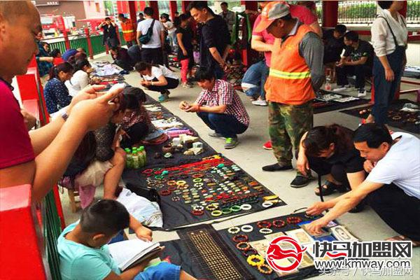 摆地摊卖碗盘赚钱吗,卖玩具摆地摊赚钱吗