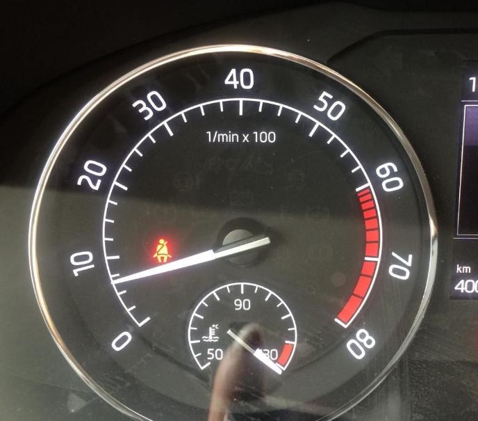 发动机炸了怎么回事,发动机炸了车还可以开吗