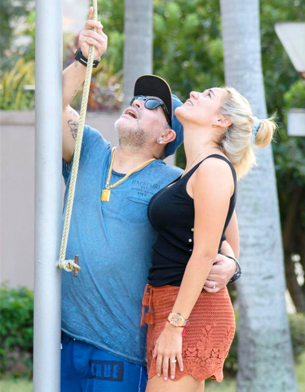 马拉多纳亲吻女友的视频,马拉多纳2018世界杯亲吻女孩