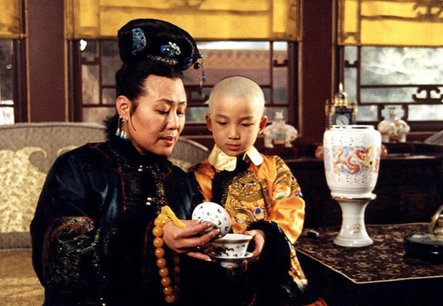 皇太极多尔衮孝庄三人之间的关系,皇太极死后孝庄请多尔衮照顾她们