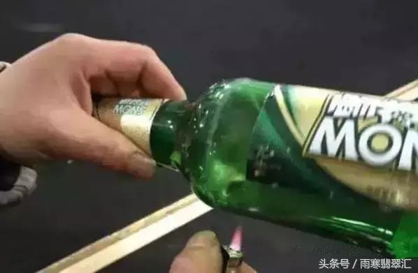 月薪3000小伙拿啤酒瓶做出上亿帝王绿手镯送女友,骚年好手艺!