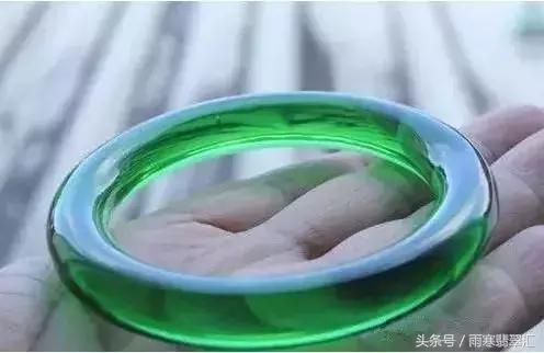 月薪3000小伙拿啤酒瓶做出上亿帝王绿手镯送女友,骚年好手艺!