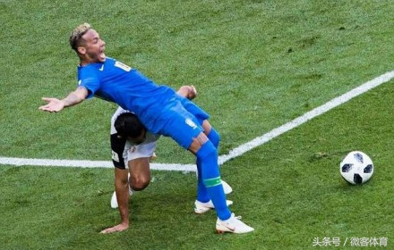 真摔？假摔？足球场上的独特艺术，C罗内马尔苏牙谁是假摔王？