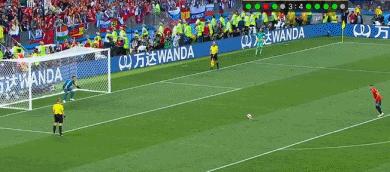 点球门将站球门一侧迷惑对手,守门员扑点球难以置信