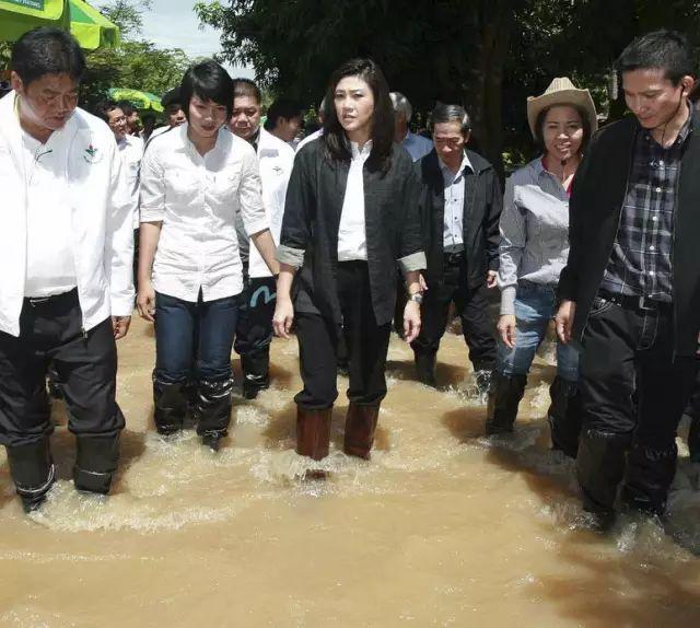 泰国总理英拉惊艳的照片,世界华人女总统