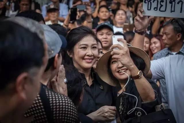 泰国总理英拉惊艳的照片,世界华人女总统