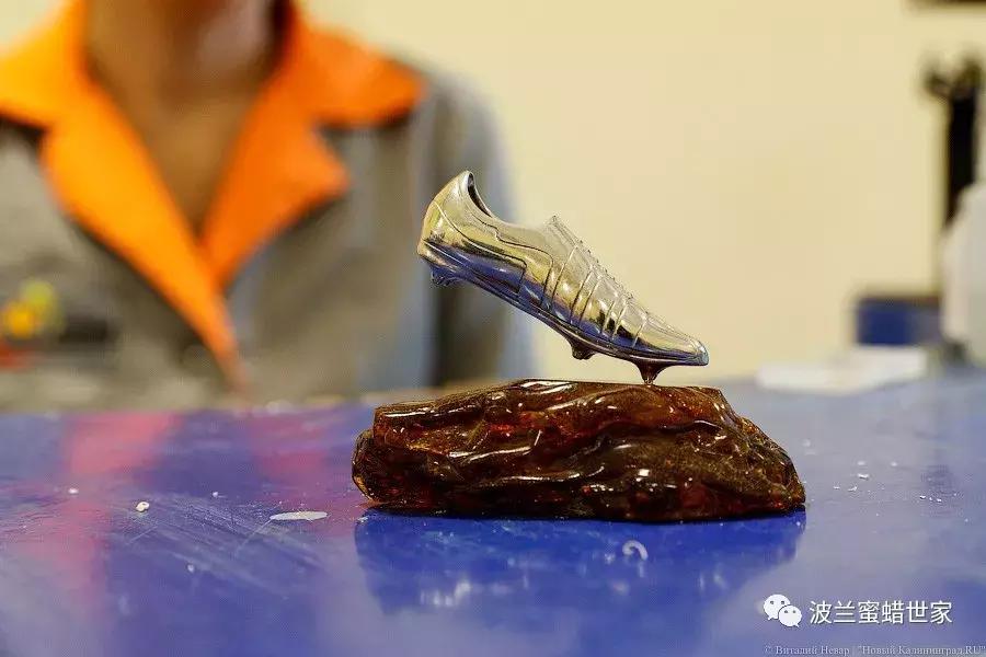 趁着世界杯，俄罗斯又做了一波琥珀的广告，诚意创意满分666