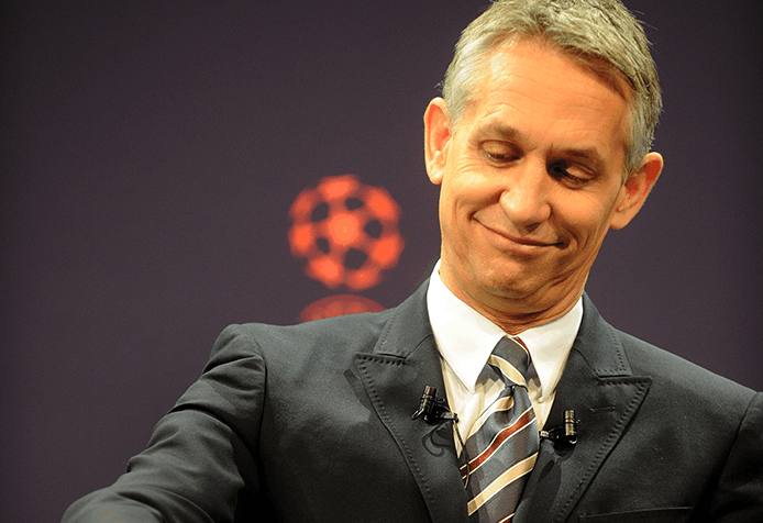 内马尔脚踝90度扭曲裁判判罚,内马尔在球场被踢