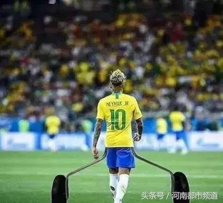 内马尔玩花式足球被揍,内马尔花式足球被揍