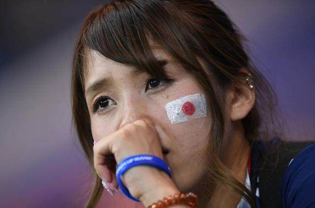 日本赢球女球迷哭了,日本球迷哭泣一旁球迷欢笑视频