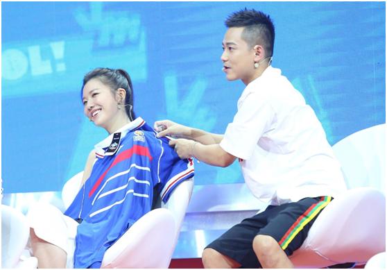 做客优酷世界杯直播节目“伪球迷”秦岚回答足球问题惨遭水罚