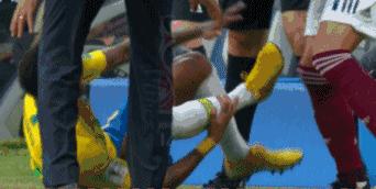 内马尔被踩了几脚,内马尔被三个人踩