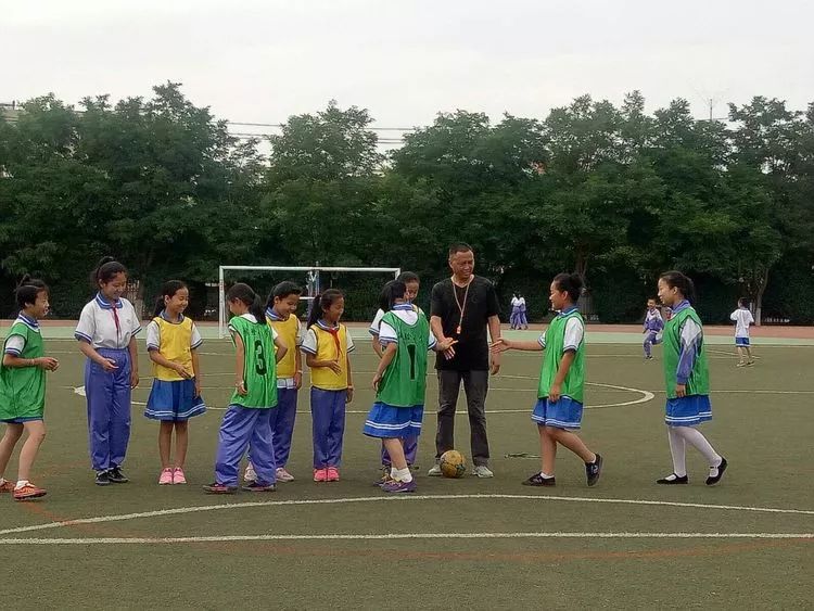 小学五人制女子足球比赛,实验小学足球比赛女生