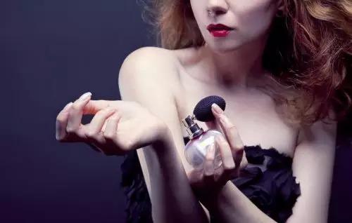 香水怎么喷衣服上留香持久,夏天香水往哪喷最好用女士