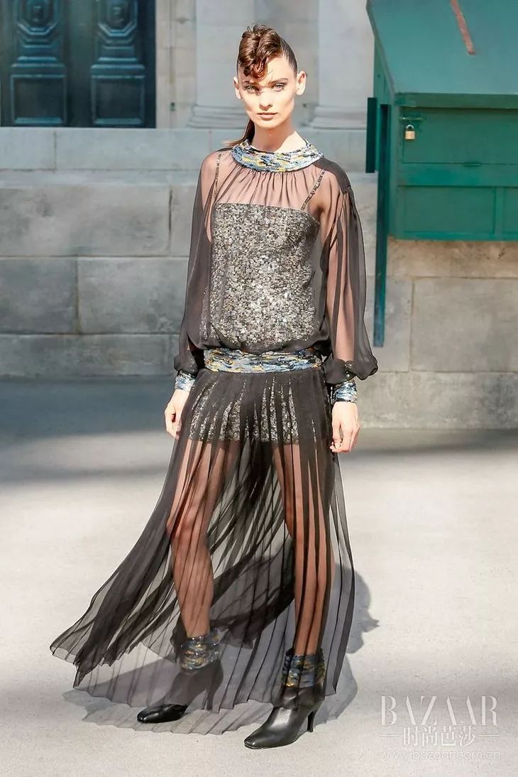 塞纳河倒映着埃菲尔铁塔,香奈儿的绝美高定