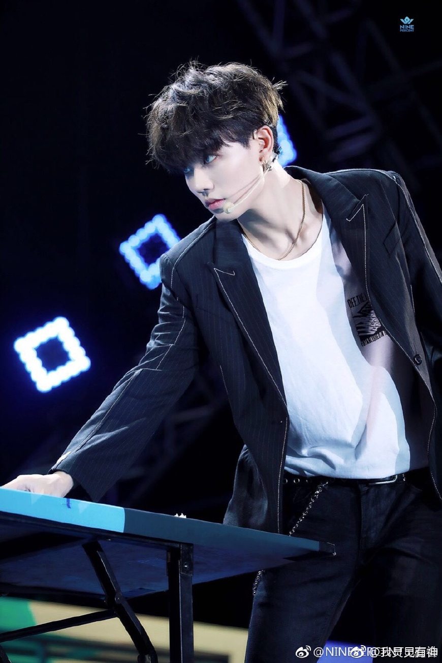 范丞丞绿头和黄明昊紫发造型,秦霄贤范丞丞gq盛典造型