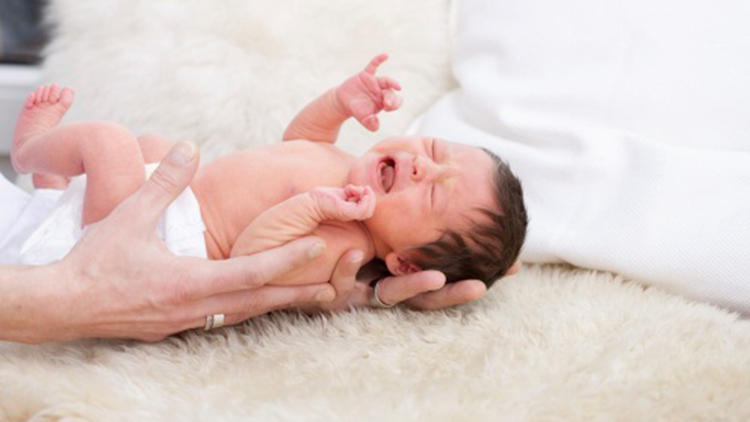 新生儿有惊跳反射但是听力未通过,新生儿出生打嗝和惊跳是怎么回事