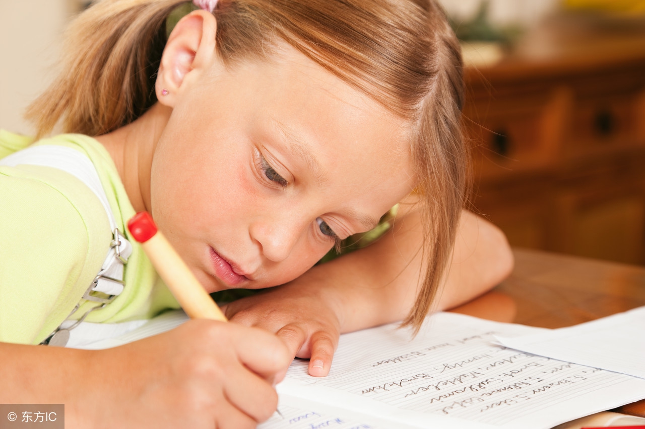 孩子写作业家长最正确的方法,孩子在写作业家长应该在旁边吗