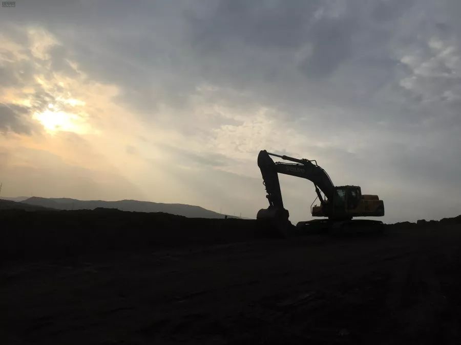 真“机”不怕火炼，李波驾驶沃尔沃挖机在“火焰山”讨生活