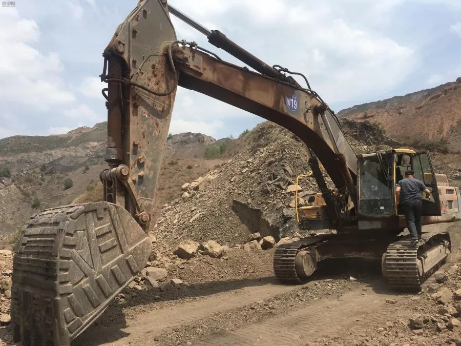 真“机”不怕火炼，李波驾驶沃尔沃挖机在“火焰山”讨生活