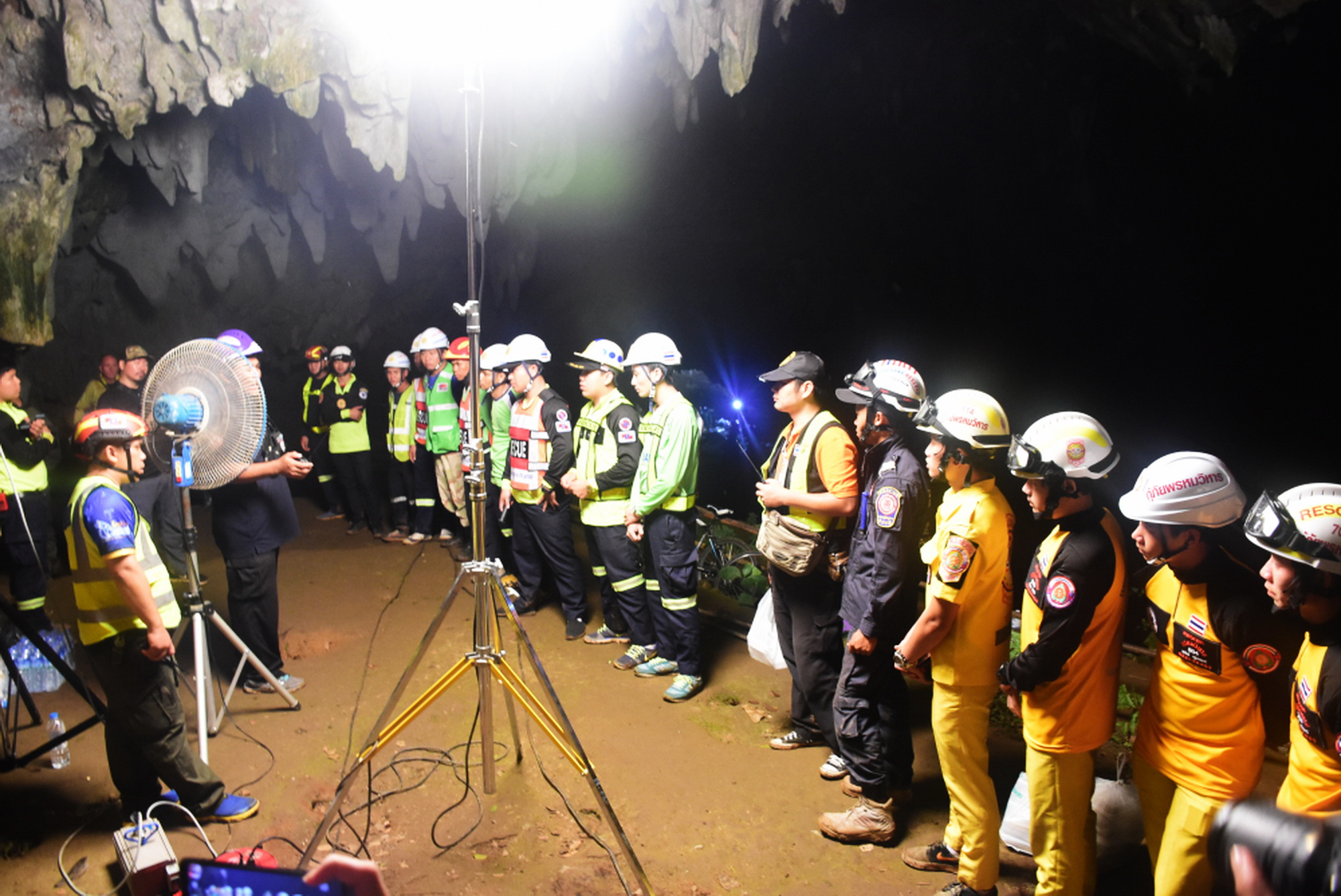 泰国救援被困16天的足球少年,大雨将至无处躲藏