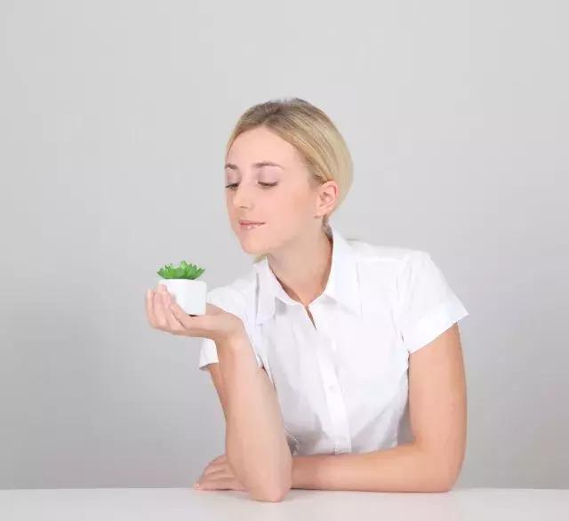 妹子下身瘙痒，怎么挠都无法缓解？4个症状是阴道炎没错