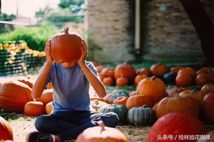 月薪三万女朋友让我买2万的包,男朋友给我买了三万块钱的包包