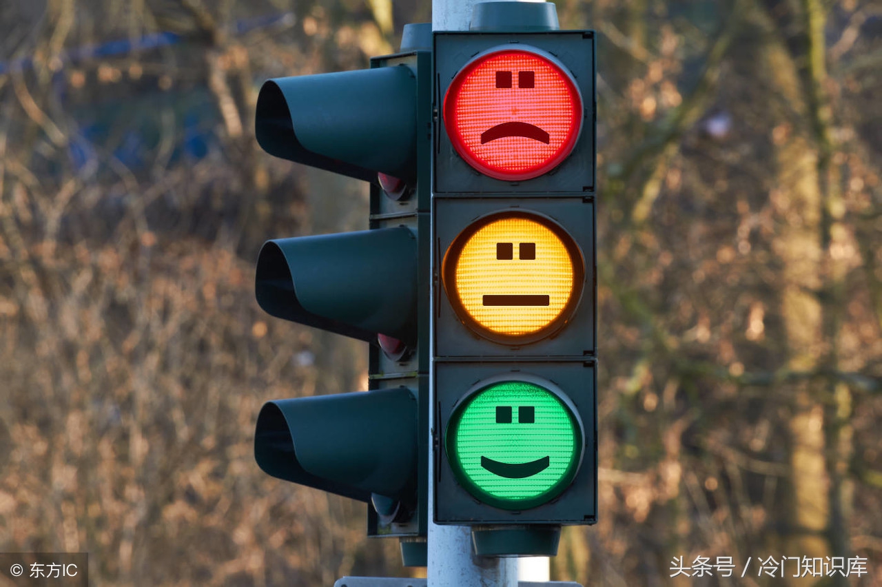 足球的红黄牌的来源,足球中的红黄牌是什么材质的