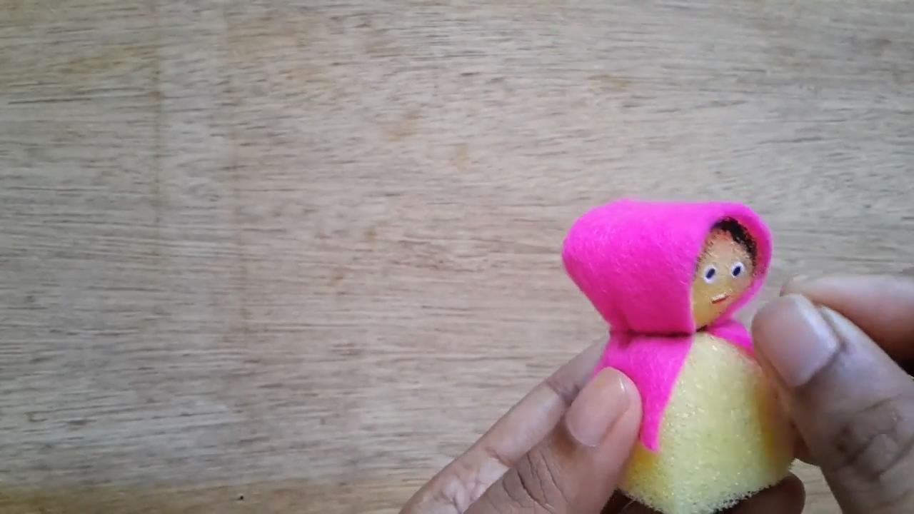 制作简单的海绵宝宝娃娃,用海绵纸给娃娃做鞋子