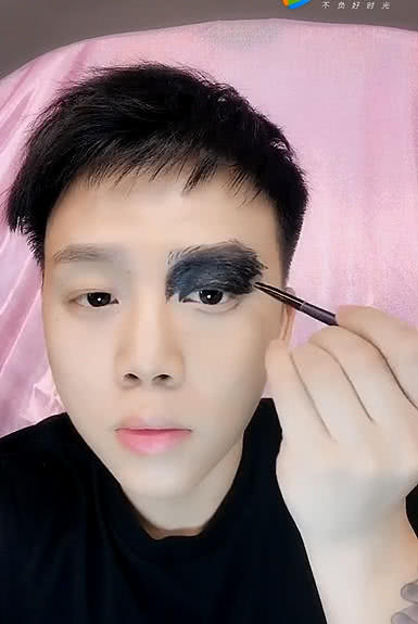 为了哄女老板，95后小伙仿妆梅西，画上胡须后神还原！