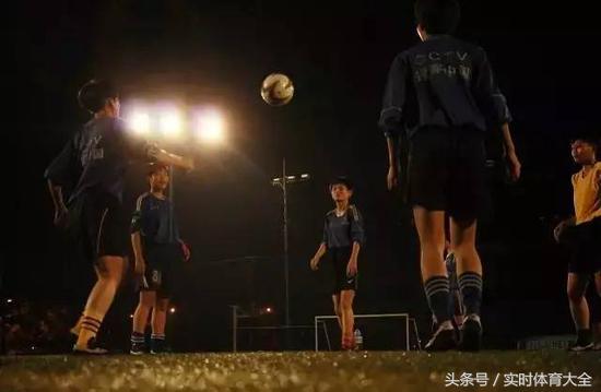 捡球的中国姑娘,中国女孩捡球