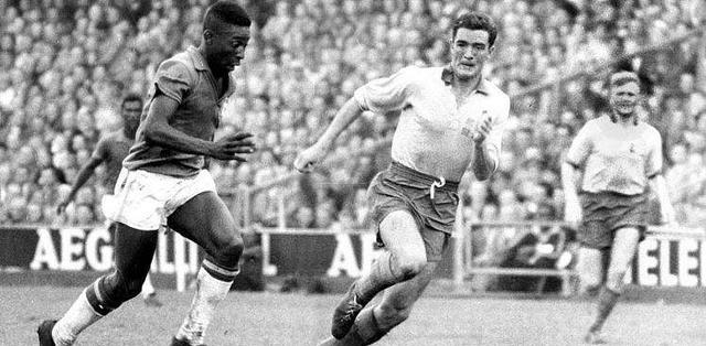 足球界梅西和c罗哪个更厉害,历史十大球员中梅西c罗排第几