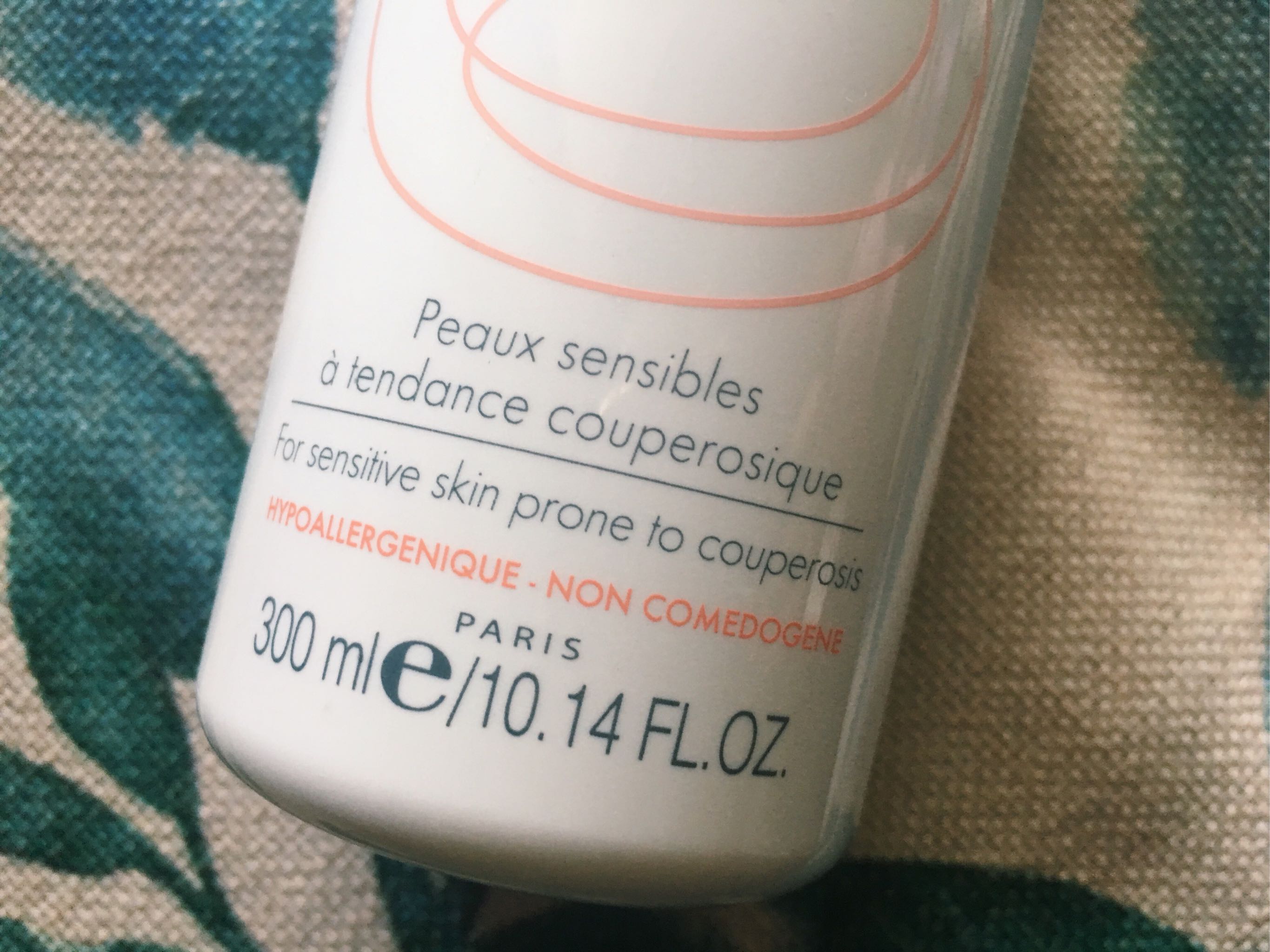 雅漾修红舒缓免洗洁面乳,雅漾大白霜和雅漾修红乳的区别