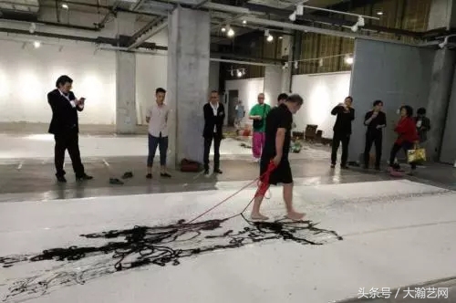 针管“射墨”火了！是书法还是行为艺术？