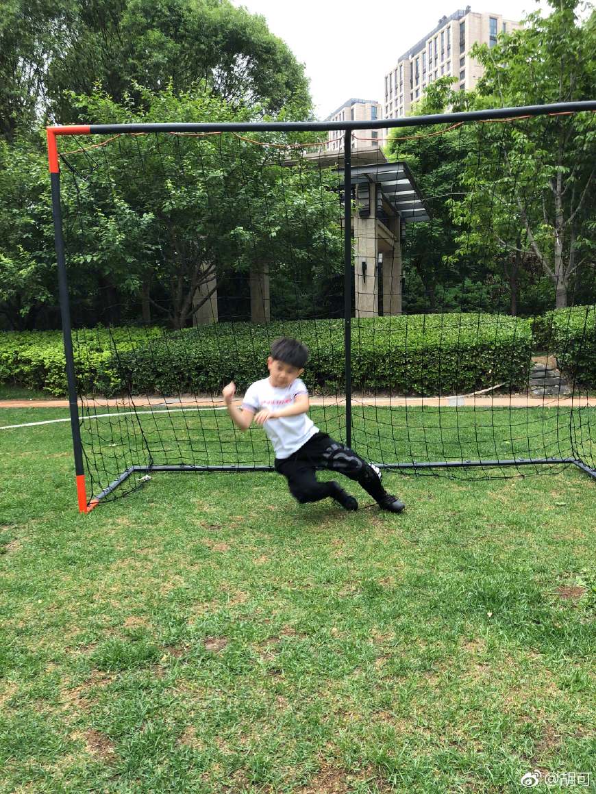 胡可和安吉在台上表演,胡可为安吉庆生安吉玩水不亦乐乎