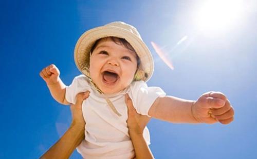 如何正确给婴儿晒太阳,宝宝晒太阳有学问晒不好等于白晒