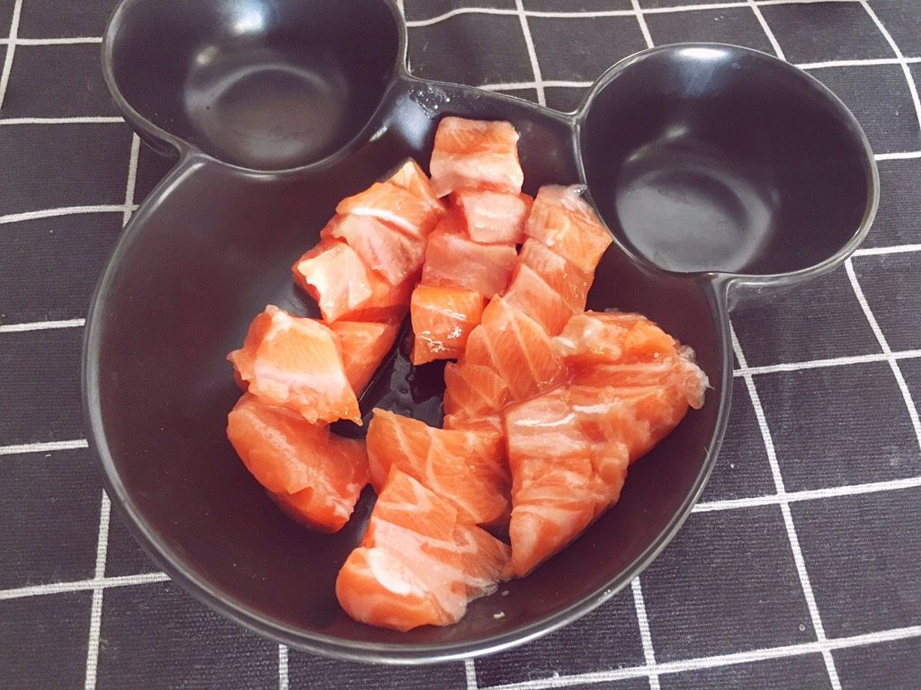 如何做三文鱼糕给八个月宝宝吃,8个月宝宝蛋黄三文鱼菠菜糕做法